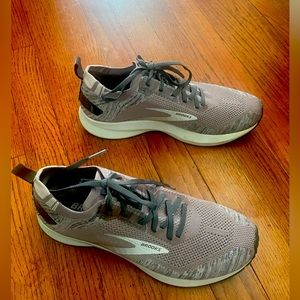 Brooks Levitate - Like New, Size 9